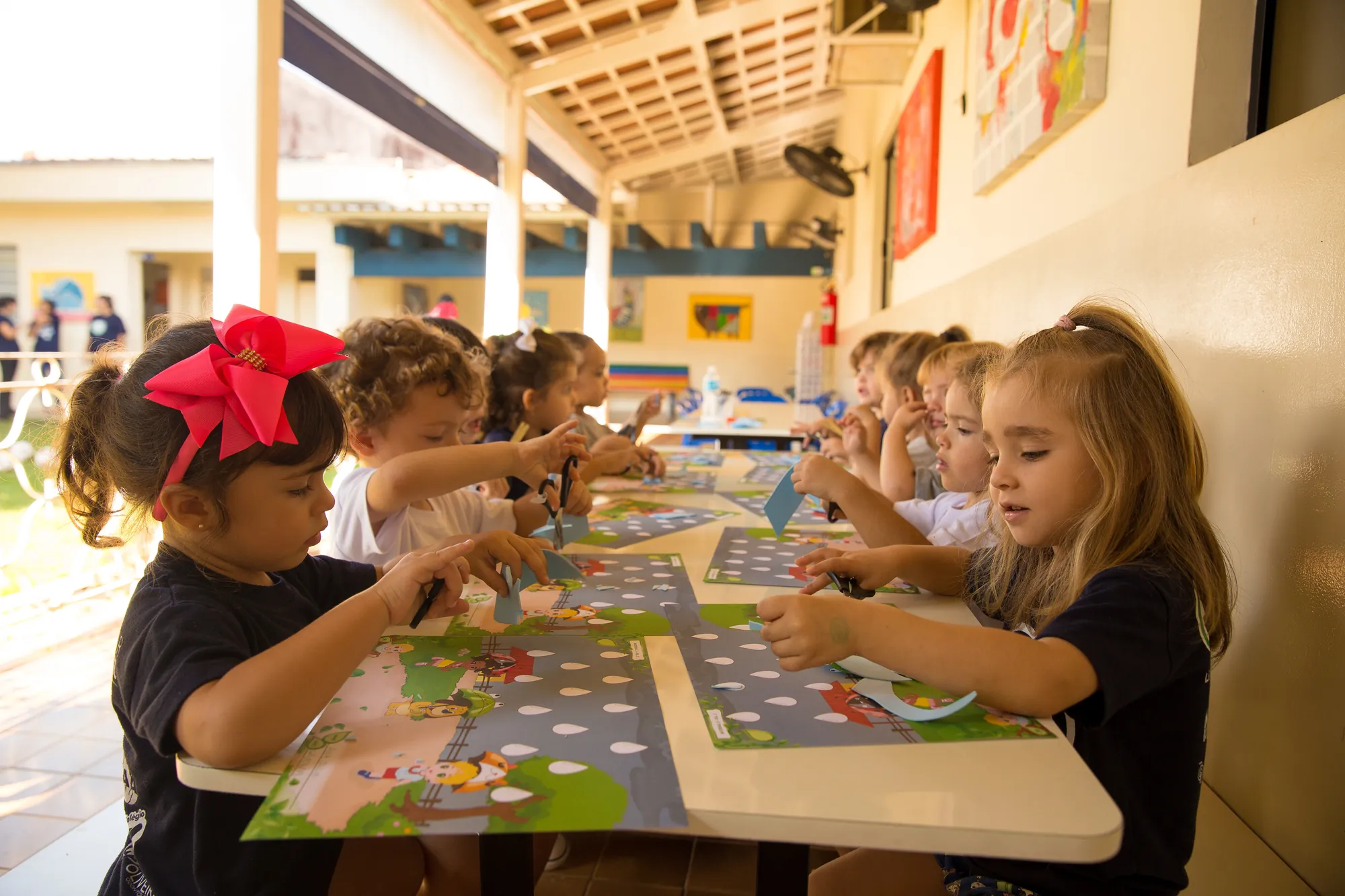 Meninas fazendo atividade na mesa