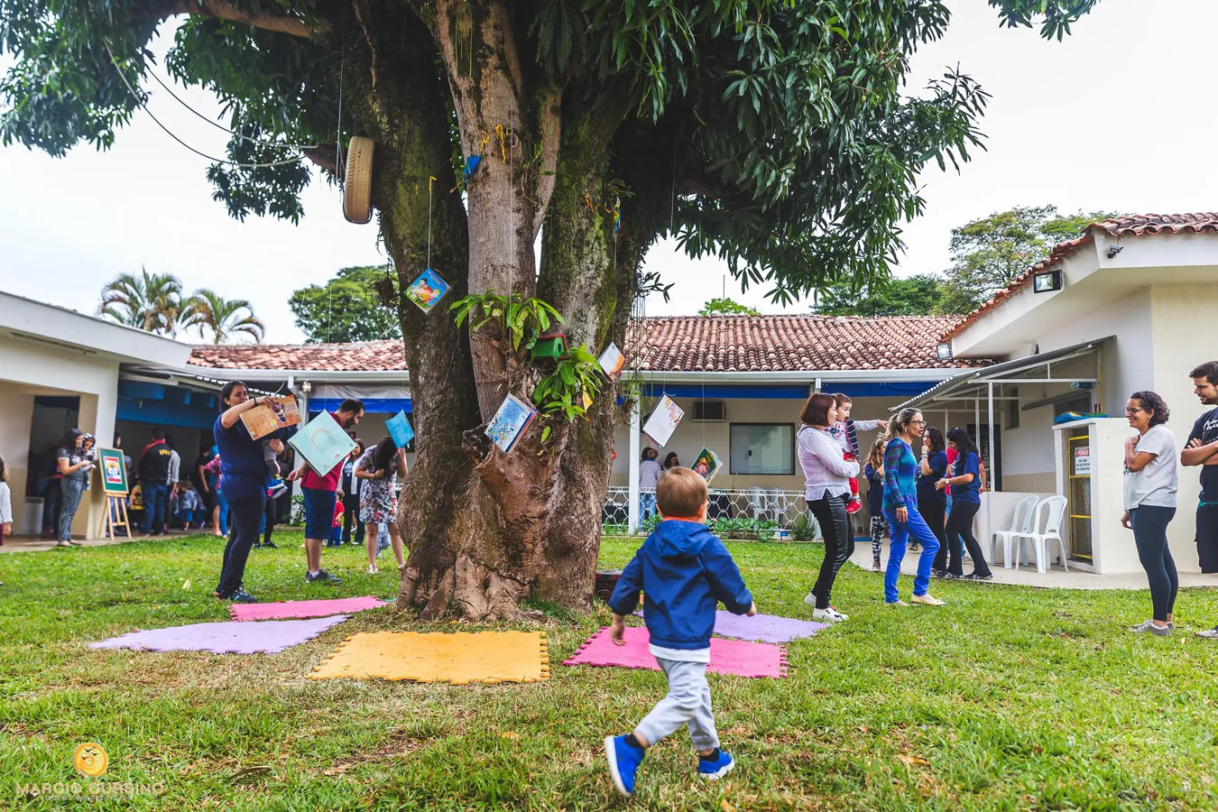 Famílias e crianças reunidas no pátio da escola