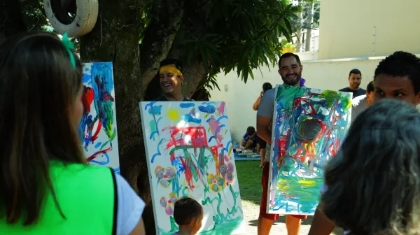 Exposição de pinturas feitas pelas crianças