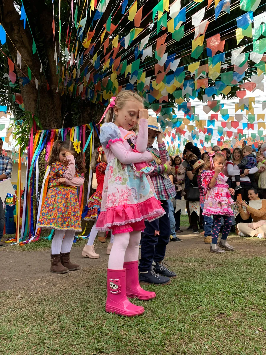 Menina com vestido caipira na festa junina da escola