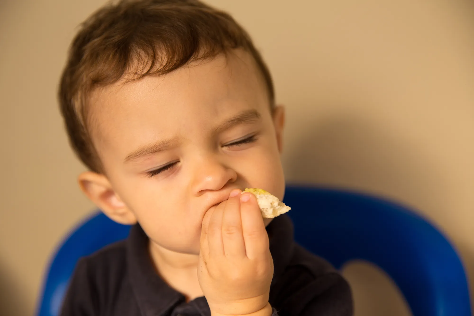 Menino saboreando o lanche