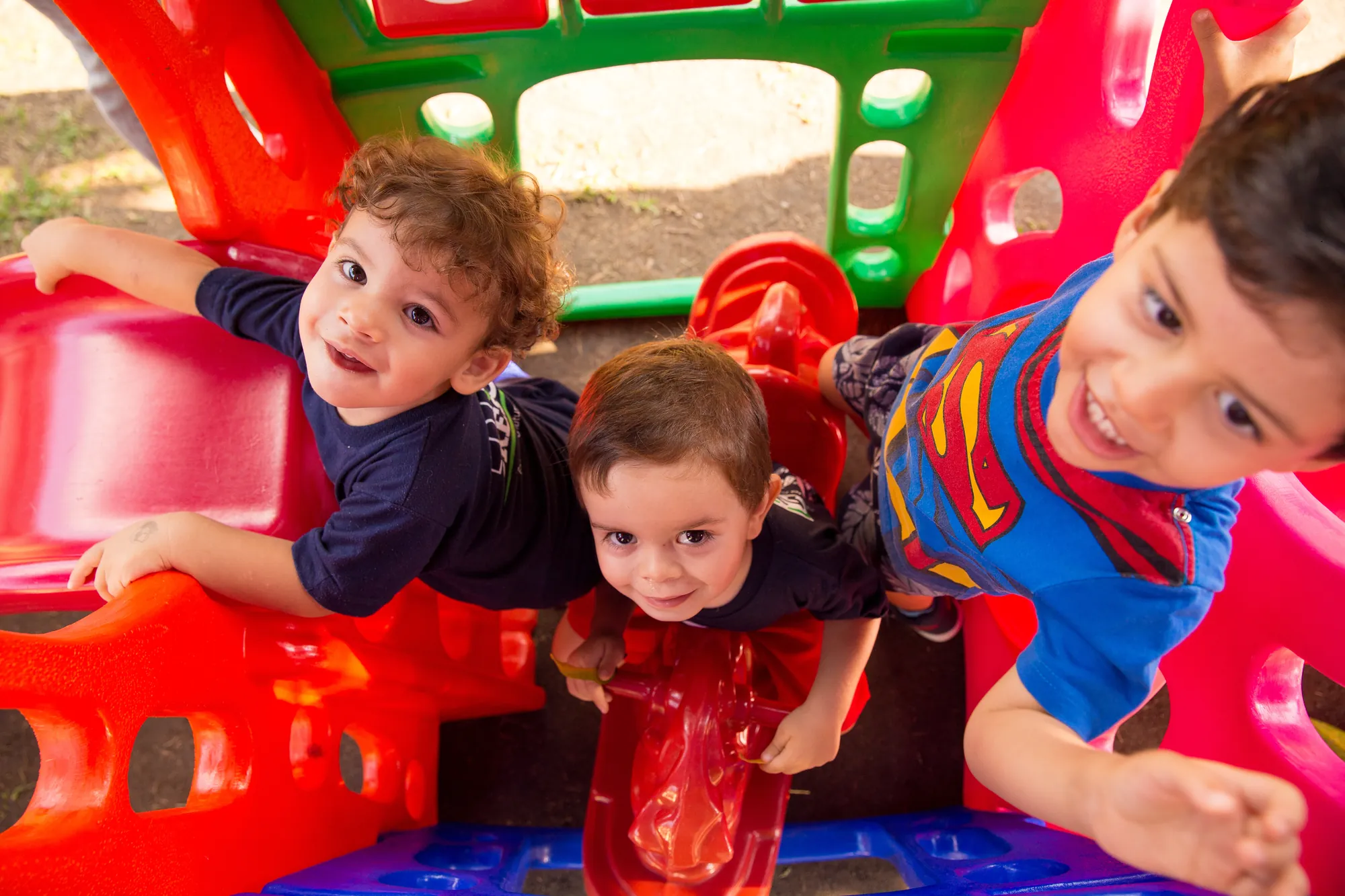 Meninos sorrindo no brinquedo do parque