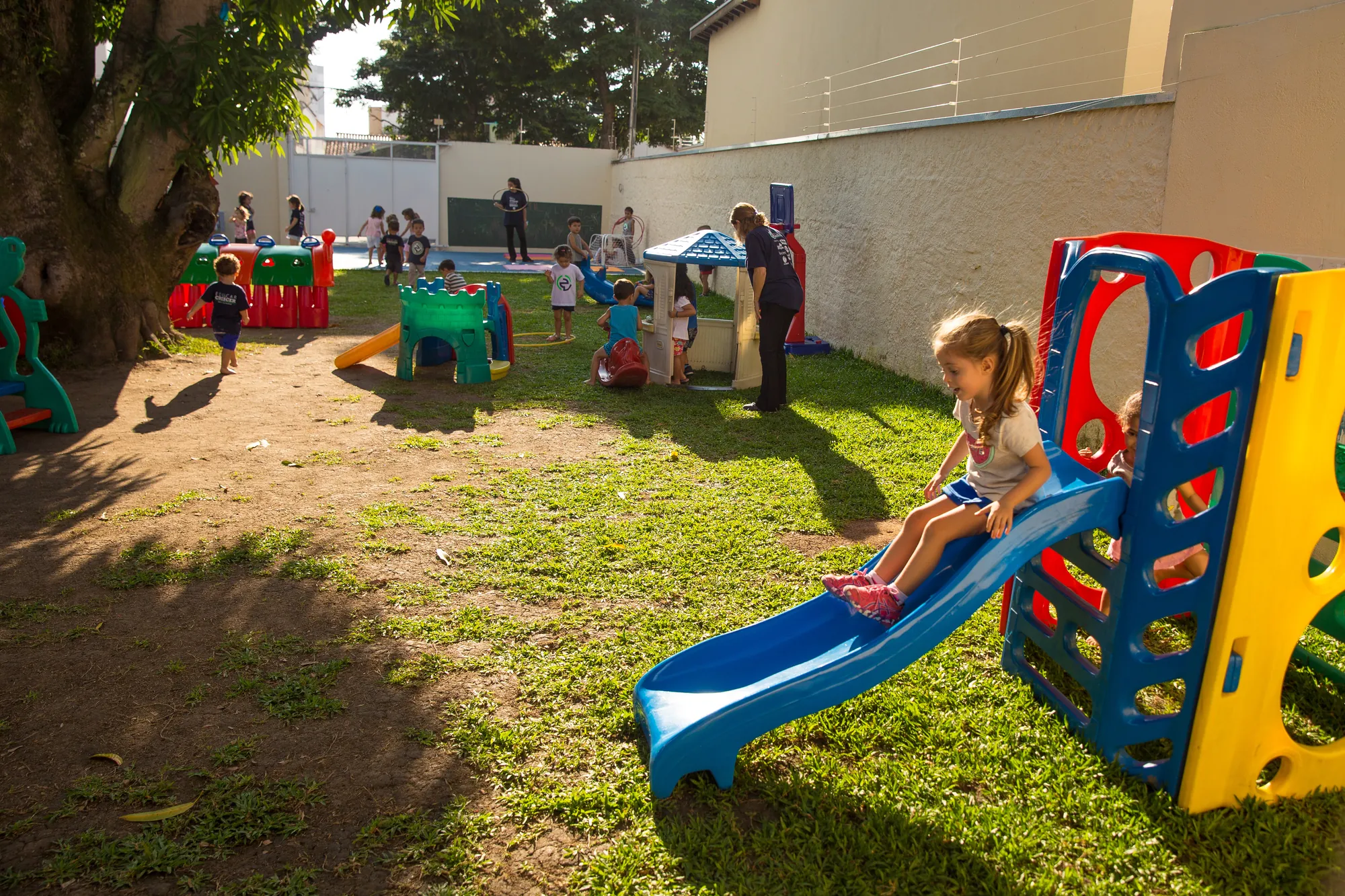 Parque da escola com escorregador e casinhas