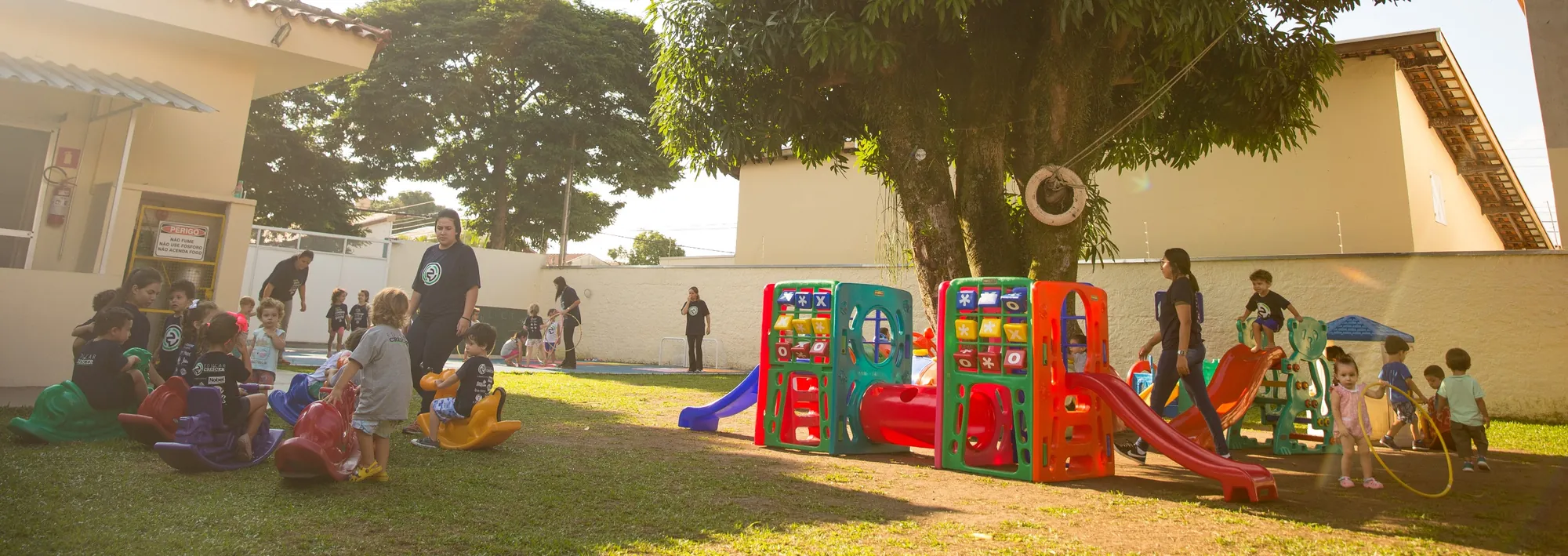Vista do parquinho com as crianças brincando ao ar livre