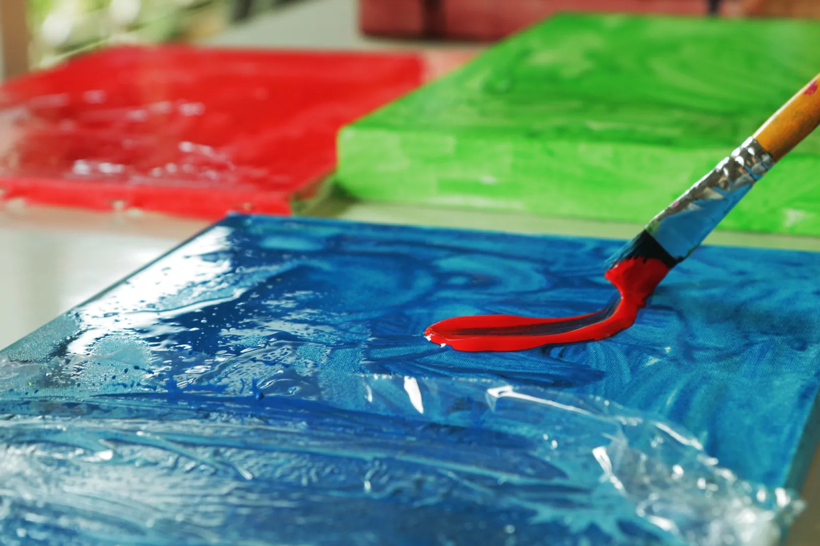 Pincel e tinta em atividade de pintura