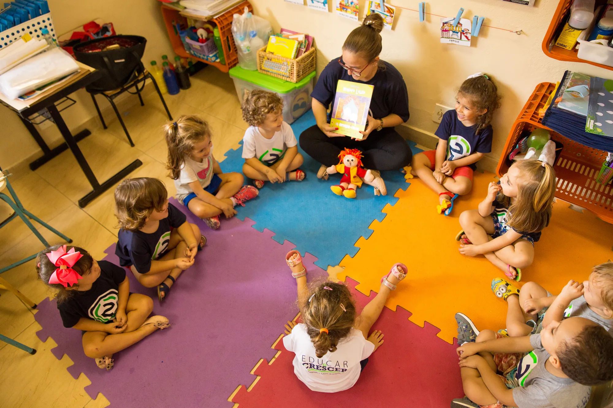 Roda de leitura com a educadora e as crianças